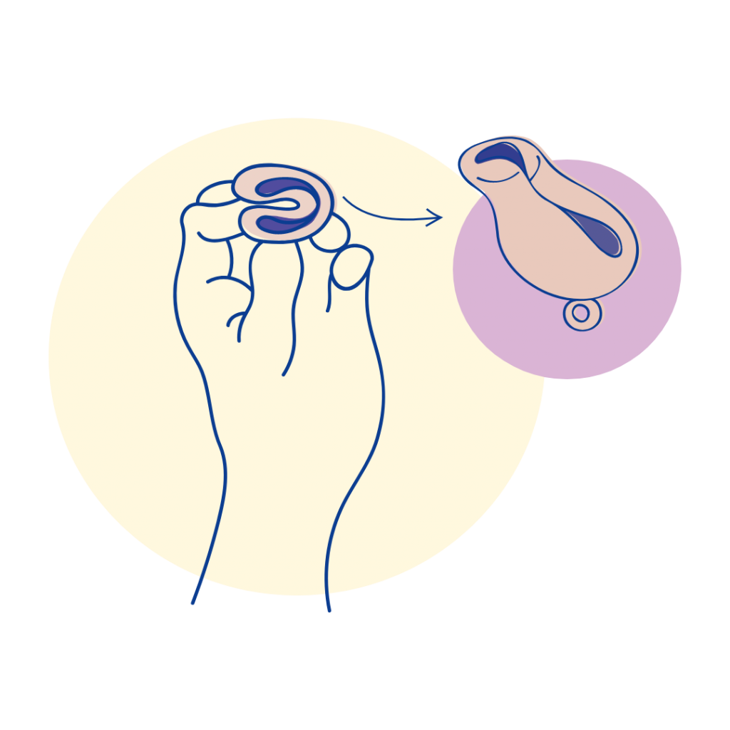 Bắt đầu sử dụng bằng cách gập cốc nguyệt san Cocmau, cốc sẽ thu lại nhỏ bằng chiếc tampon để đưa vào dễ dàng. Với lần đầu sử dụng cốc nguyệt san, bạn nên gập theo cách chữ V hoặc môi âm (labia).