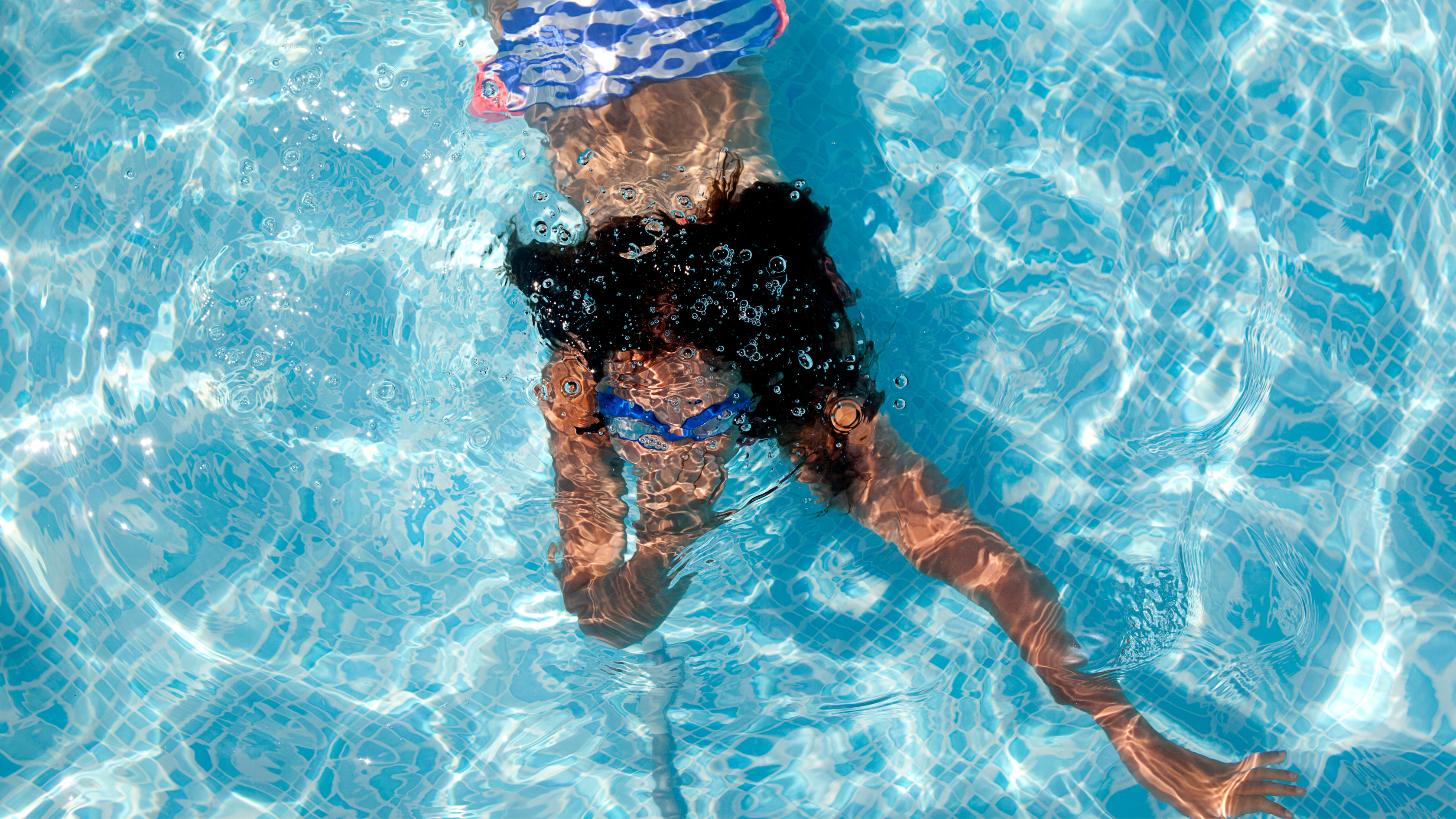 Bạn có thể đi bơi trong kỳ kinh nguyệt bằng cách sử dụng các sản phẩm kinh nguyệt đặt bên trong, như tampon và cốc nguyệt san.